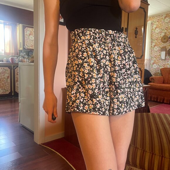 Black high sinched waisted floral print shorts! - Picture 2 of 16